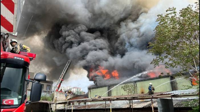 Esenyurt'ta fabrika yangını: 2 kişi dumandan etkilendi