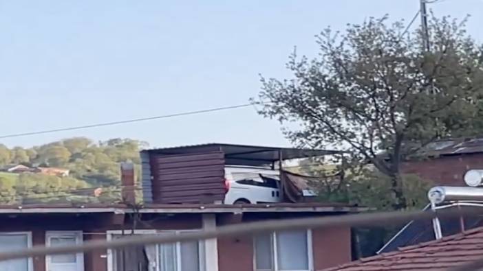 Şaşırtan manzara: Vatandaş evinin çatısına araç park etti