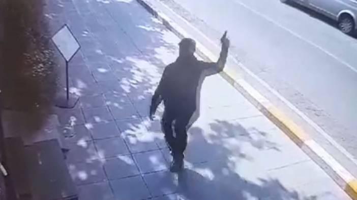 Bakırköy’de kuyumcuya silahlı saldırı: Saldırganın kaçış anı kamerada