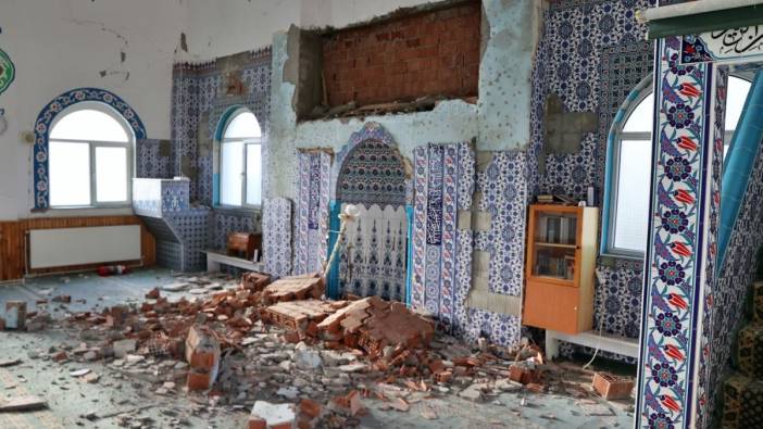Tokat depreminin hasarı gün ağarınca ortaya çıktı. Cami minaresi devrildi binalar yıkıldı