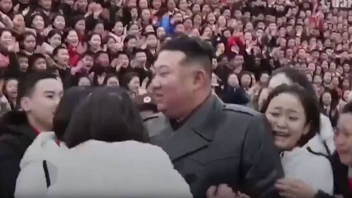 Füzeci diktatöre şarkı bestelediler. 'Kim Jong-Un'u sevelim dostane bir baba'