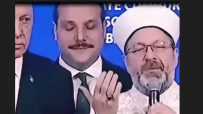 Ali Erbaş eline yazdığı duayı kopya çekerek okumuştu. Erdoğan'ın sunucusu kıkır kıkır gülmüştü