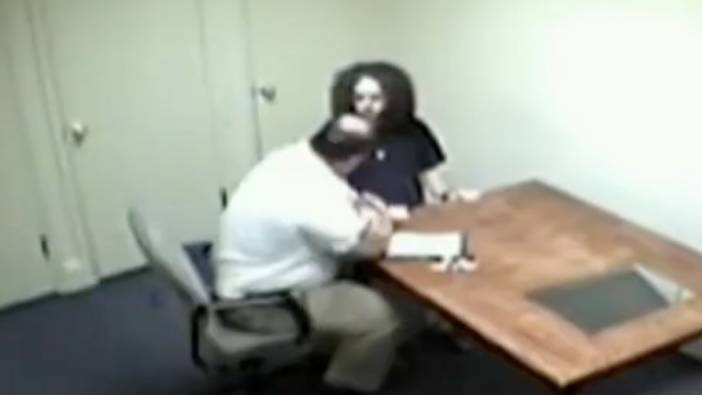 Psikopat katilin sorgu odasında ürkütücü hareketsizliği