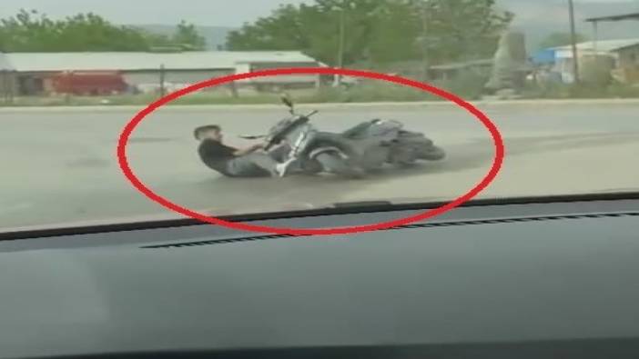Motosikletinin önünü kaldıran sürücü kayarak yere düştü