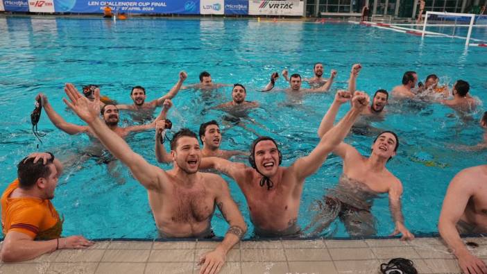 Galatasaray şampiyon. Havuzda çılgınca kutladılar