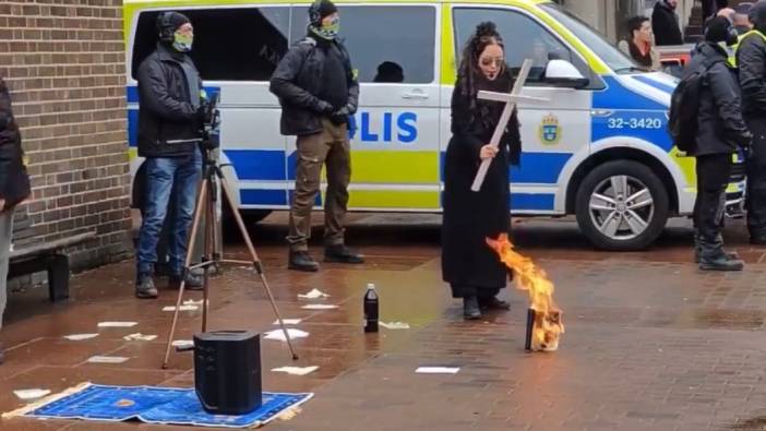 İsveç’te bir kadın polis koruması eşliğinde Kur’an yaktı