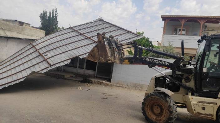 Gaziantep’i rüzgar vurdu! Bir evin çatısı uçtu