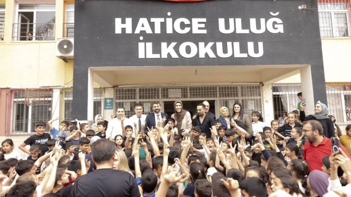 DEM’in ilkokul ziyaretinde öğrencilere zafer işareti yaptırıp slogan attırdılar