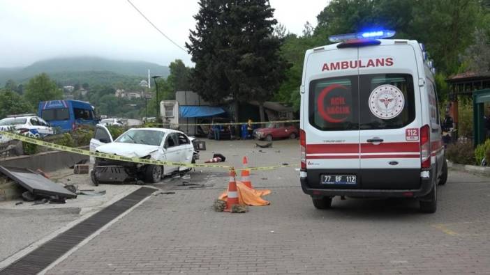 Yalova'da 3 aracın karıştığı kazada 7 yaralı. 1 kişi hayatını kaybetti