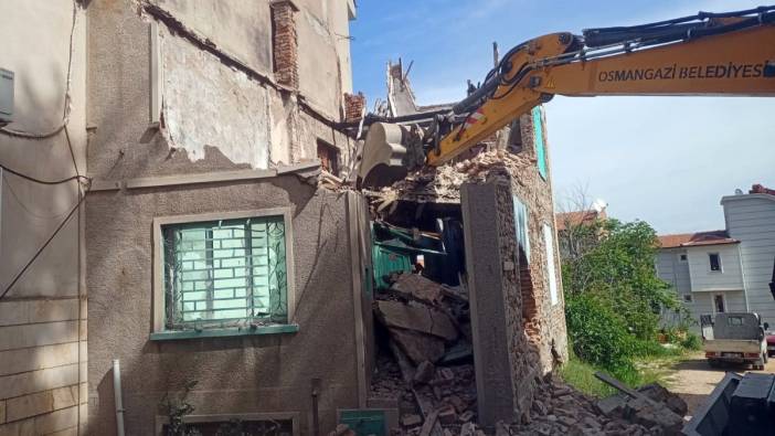 Bursa'da metruk binalar yıkıldı