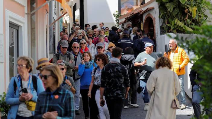 Capri Adası sakinleri turistlerden şikayetçi