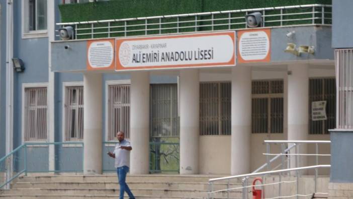 Diyarbakır’da okul müdürü öğrenci tarafından bıçaklandı