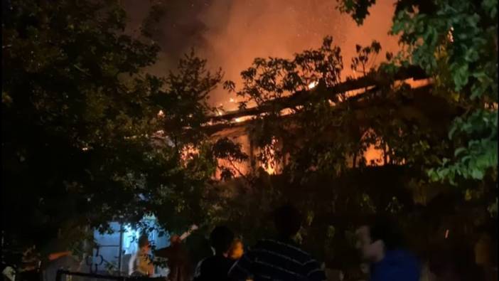 Evde yangın tüpü patladı, 2 ahşap bina alev alev yandı