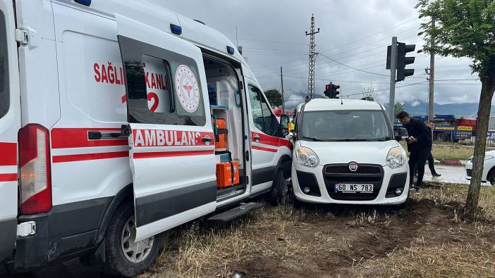 Ambulansla çarpıştı 3 kişi yaralandı