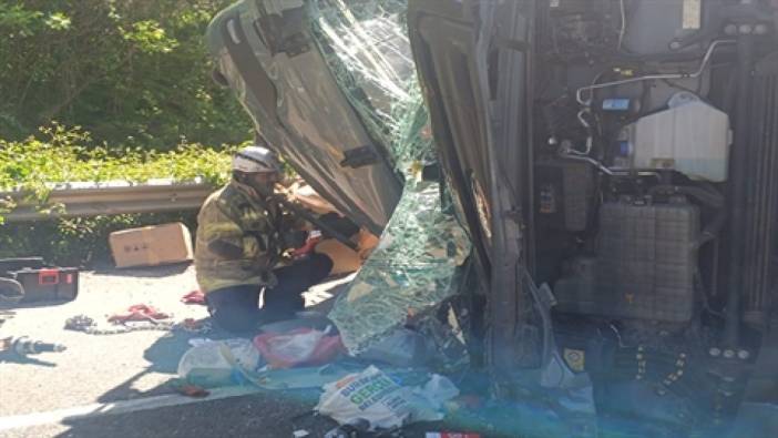 Bursa'da devrilen iplik yüklü TIR'ın sürücüsü öldü