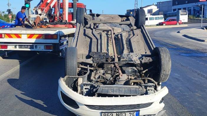 Lastiği patlayan otomobil devrildi: 2 yaralı