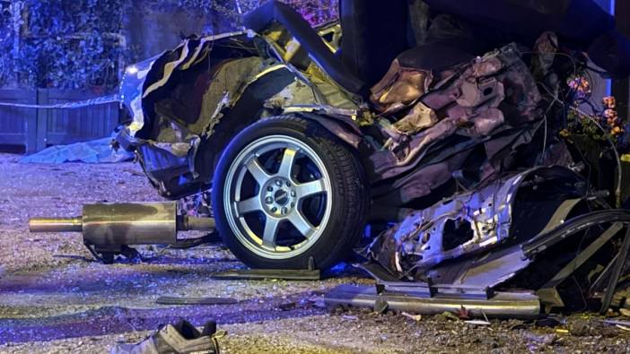 Kocaeli'de yayaya ve direğe çarpan otomobil ikiye ayrıldı: 1 ölü, 1 yaralı