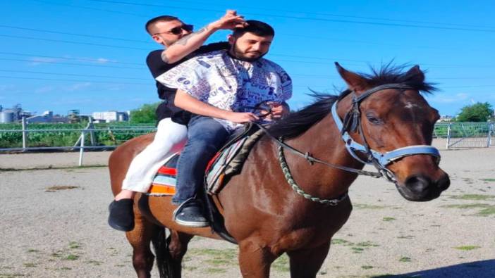 Adana'da müşterisini at üzerinde tıraş etti