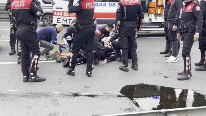 Bakırköy'de motosikletli polislerin taksiye çarptığı kazada 2 polis yaralandı