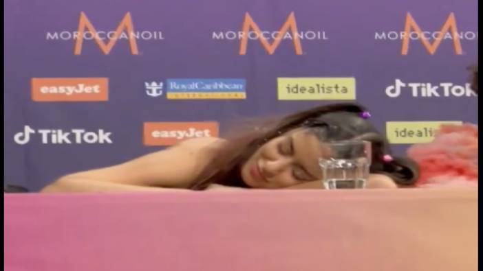 Eurovision'da Yunan şarkıcı Marina Satti İsrailli yarışmacıyı uyuyarak protesto etti