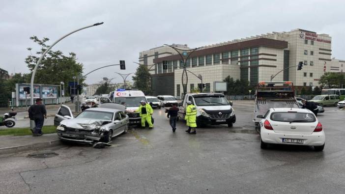 Kocaeli'de kavşakta otomobiller kafa kafaya çarpıştı