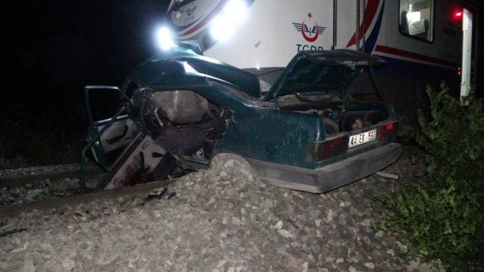 Malatya’da feci kaza: Trenin altında kalan aracın sürücüsü hayatını kaybetti