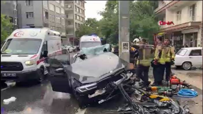 Ankara'da otomobil direğe çarptı. 1 ölü, 4 yaralı