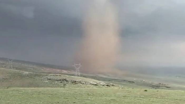 Erzurum'da hortum evlerin çatılarını uçurdu