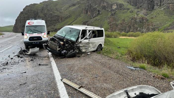 Minibüs çarpıştı, 2 kişi öldü, 5 kişi yaralandı