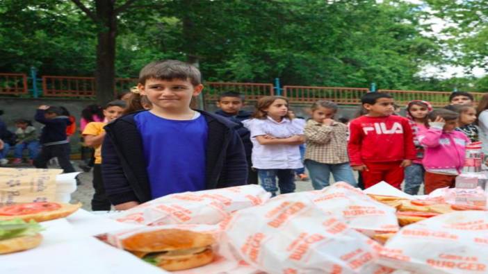 Köy okulu öğrencileri ilk defa hamburger yedi