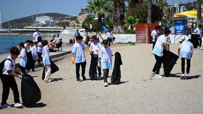 Çevre dostu öğrenciler Kuşadası kıyılarını temizledi