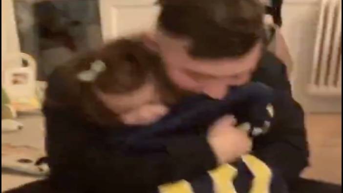 Babası ısrarla Fenerbahçe forması giydirmeye çalışan küçük kız ağladı
