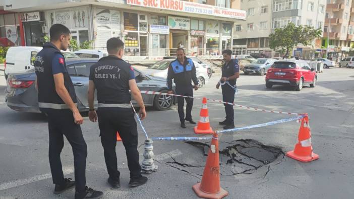 Otomobili ile seyir halindeyken yol çöktü