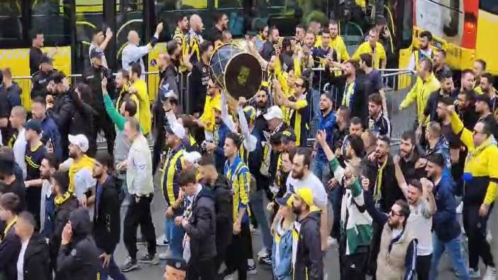 Fenerbahçe taraftarı RAMS Park'a geldi. Şovuna başladı