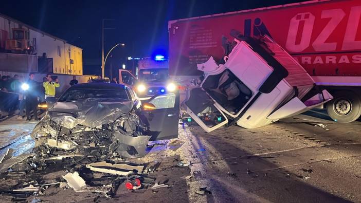 Feci kaza, TIR’ın kabini koptu: 1'i ağır, 6 yaralı