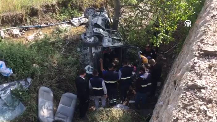 Korkunç kaza! Yoldan çıkıp metrelerce yükseklikten düştü