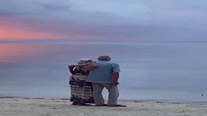 Gün batımını izleyen yaşlı çift sosyal medyada viral oldu