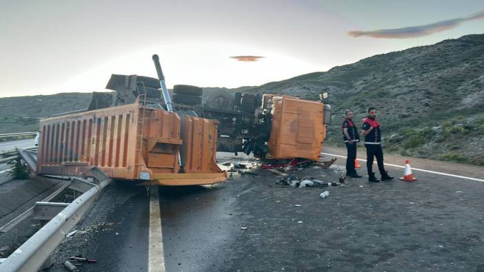 Sivas'ta kamyon bariyerlere çarpıp devrildi: 1 ölü, 2 yaralı