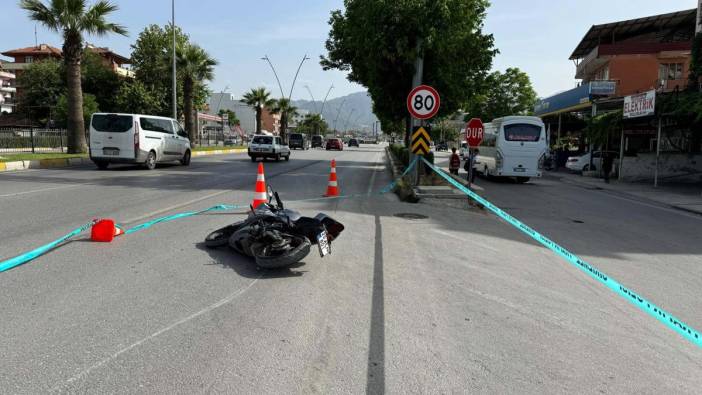 Makas atan motosikletin kasksız sürücüsü başını kaldırıma çarpıp öldü