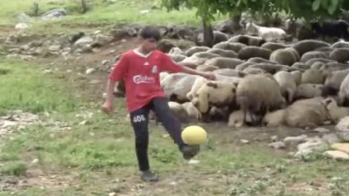 Çoban Ender'in hayali futbolcu olmak