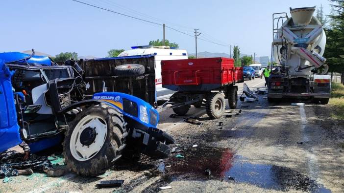 Beton mikseri ile traktör çarpıştı