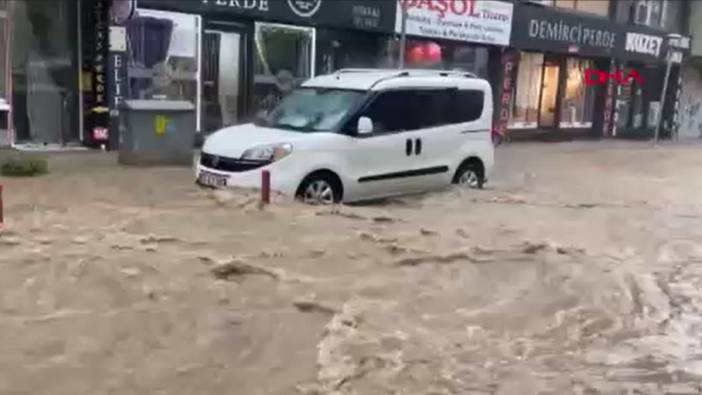 Balıkesir'de etkili olan sağanak yağış yolları göle çevirdi