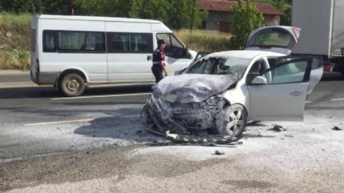 İki aracın çarpışması sonucunda bir araç alev topuna döndü