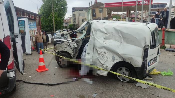 Bursa’da TIR ile hafif ticari araç çarpıştı. 3 ölü 4 yaralı