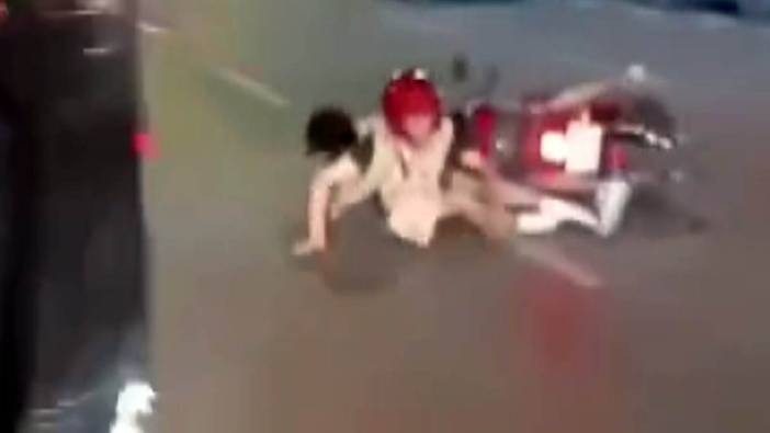 Önünü kaldırmaya çalıştığı motosikleti devrildi. Otomobilin altında kalmaktan son anda kurtuldu