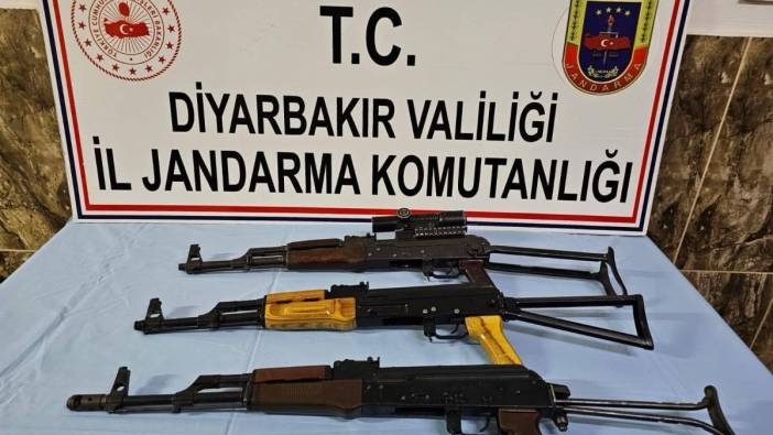 Durdurulan araçtan 3 adet AK-47 çıktı