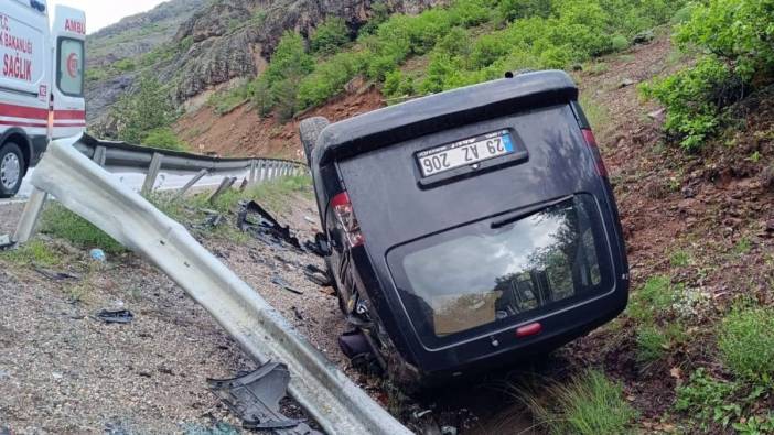 Gümüşhane’de kayganlaşan yolda araç ters döndü