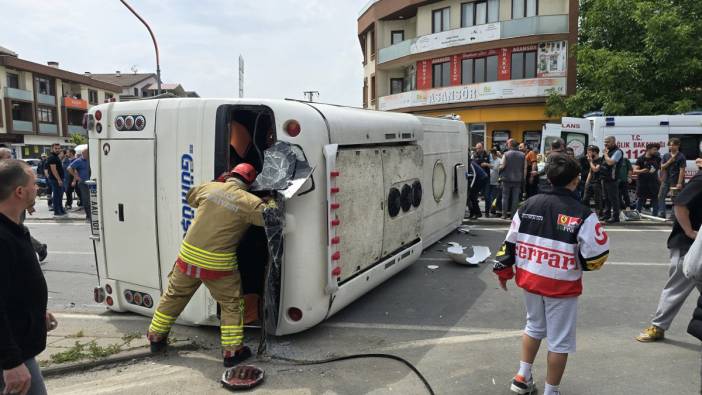 Kırmızı ışıkta geçen minibüse, otomobil çarptı. 7 yaralı