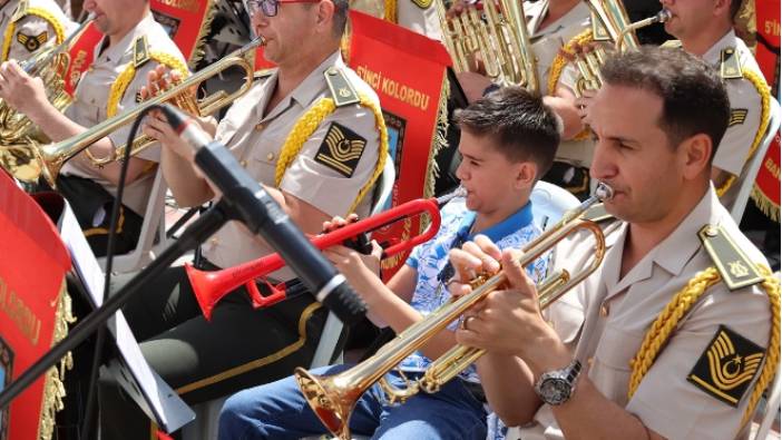 Askeri bando konser verdi