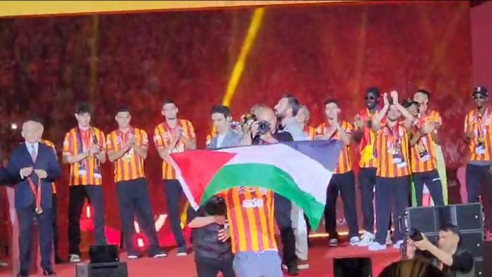 Galatasaraylı yıldız sahaya Filistin bayrağı ile çıktı. Herkes hayran kaldı